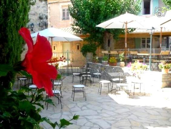 Auberge Le Bistrot De Lussan Lussan  Exterior photo